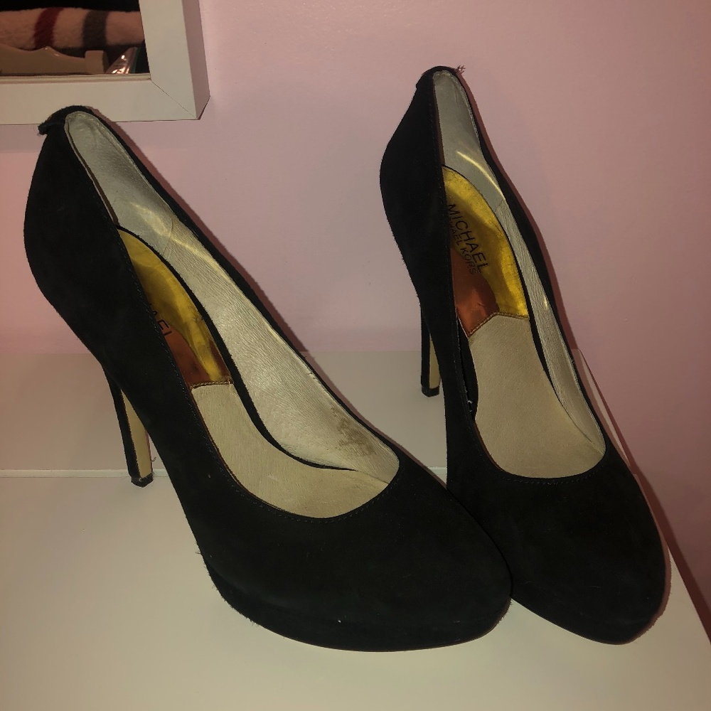 MICHAEL KORS BLACK PUMPS